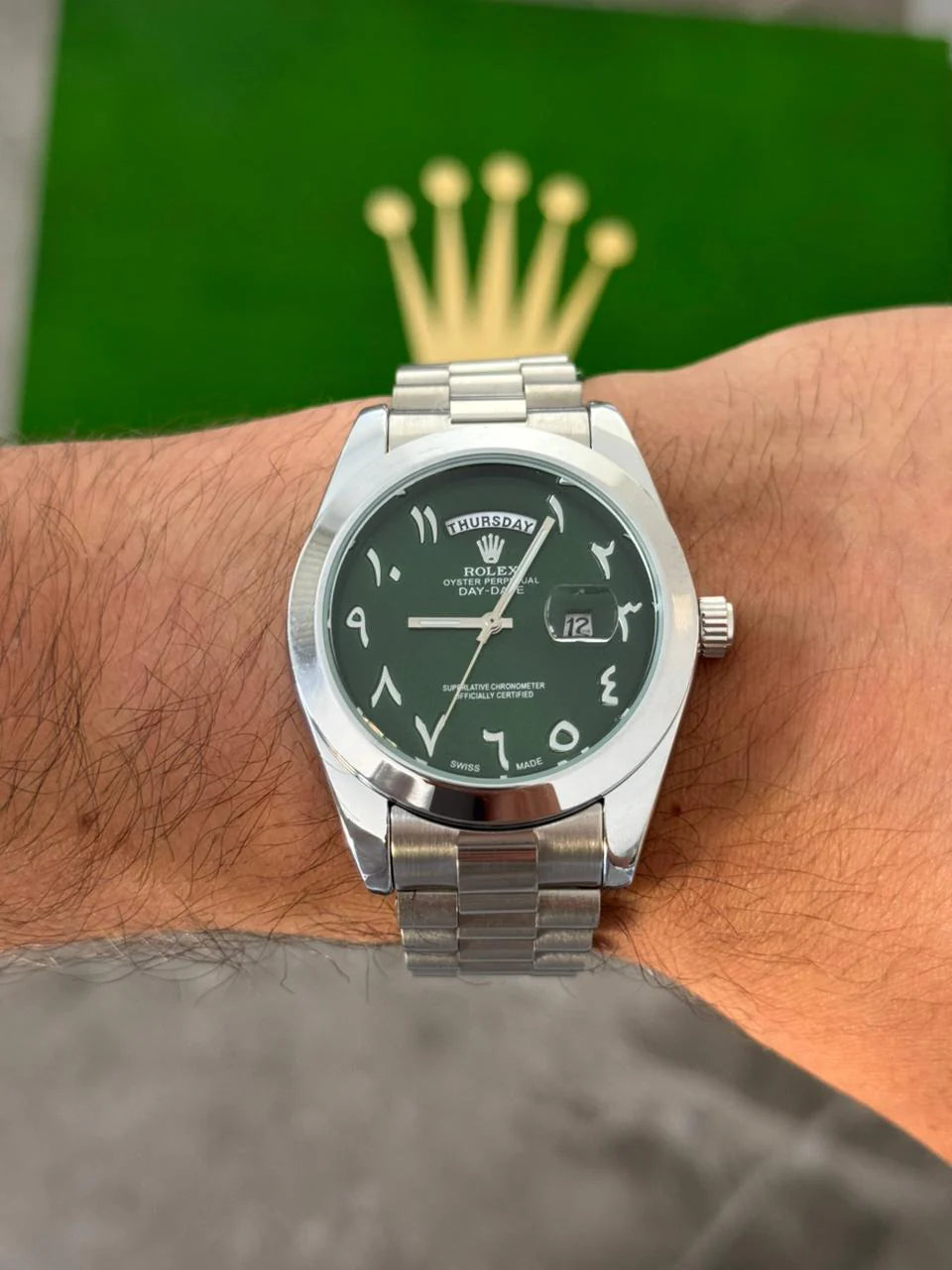 Reloj Plateado con Esfera Verde Estilo Árabe | Diseño Elegante Moderno Premium