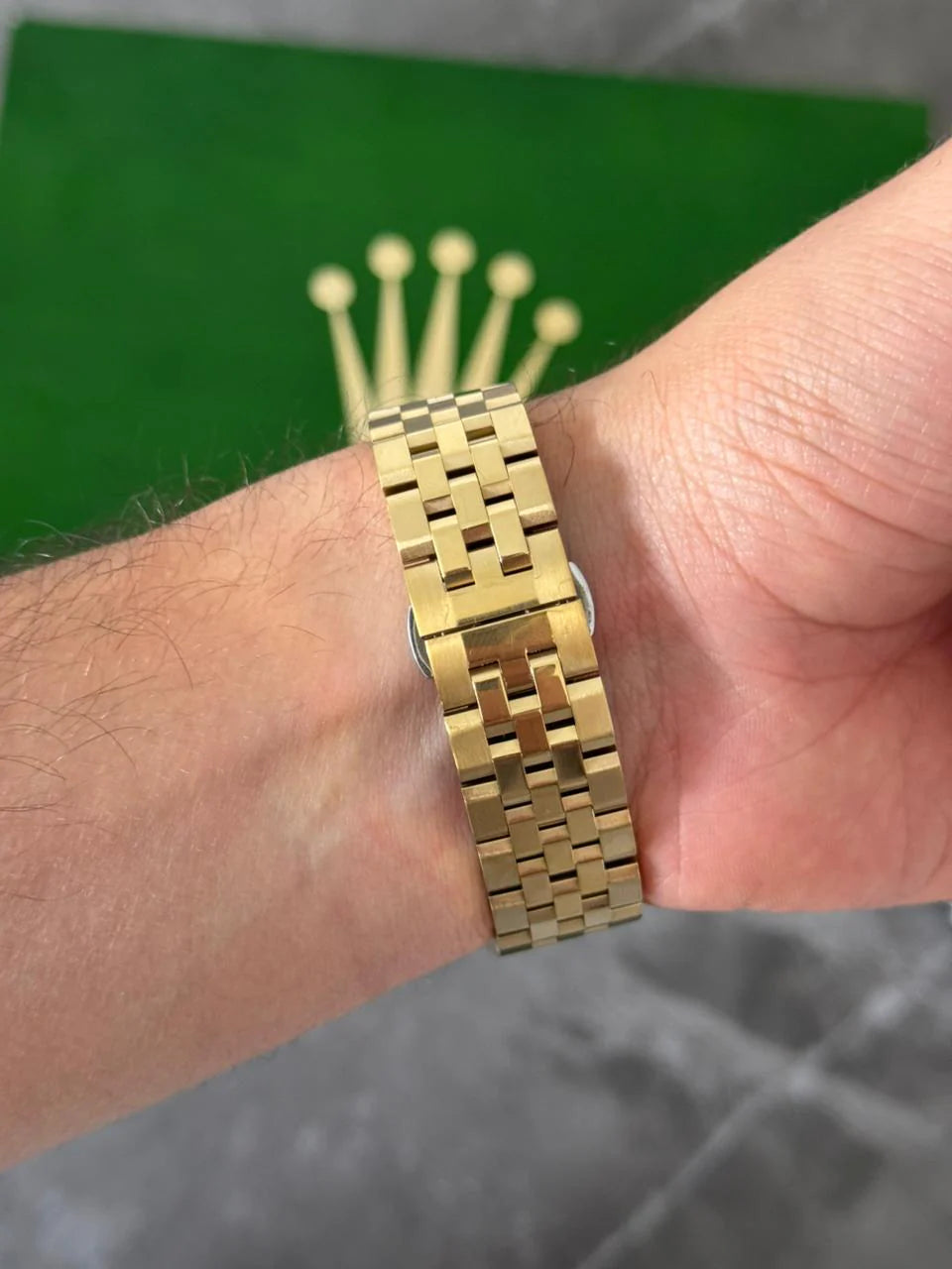 Reloj Dorado con Esfera Plateada y Detalles Tipo Diamond | Estilo Luxury Premium