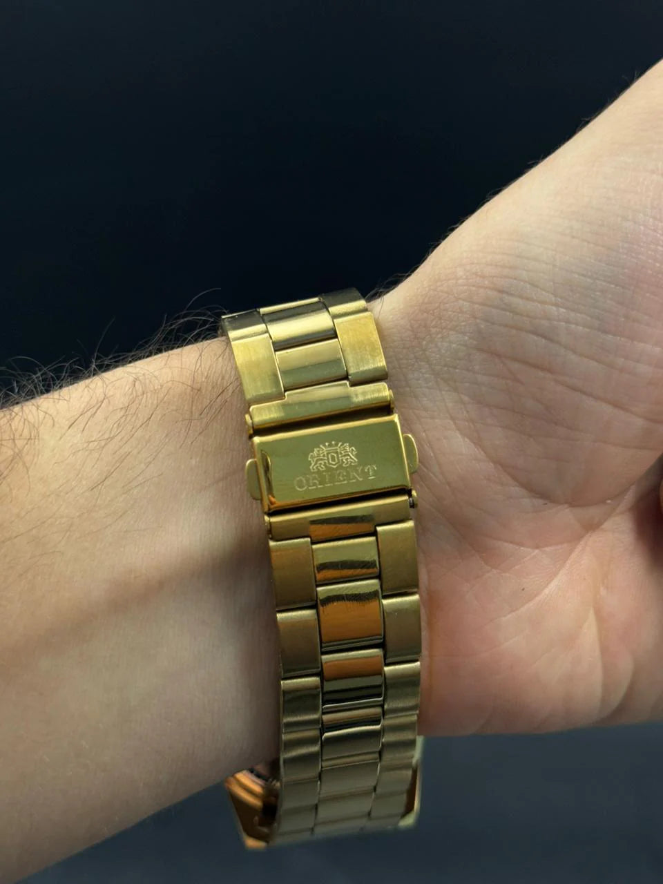 Reloj Dorado 20 BAR con Esfera Plateada y Bisel Negro | Estilo Luxury Deportivo Premium