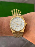 Reloj Dorado con Esfera Plateada y Detalles Tipo Diamond | Estilo Luxury Premium