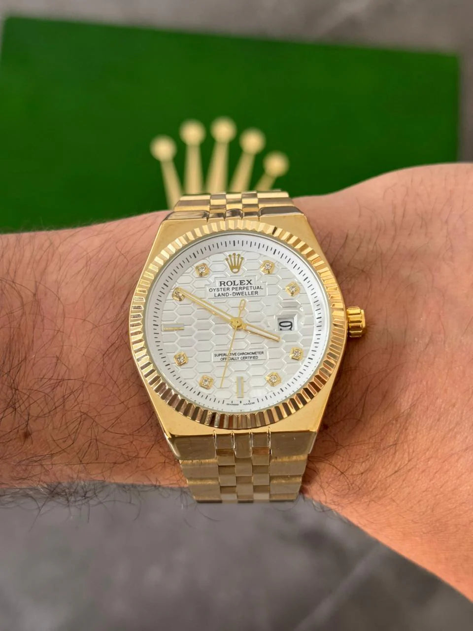 Reloj Dorado con Esfera Plateada y Detalles Tipo Diamond | Estilo Luxury Premium