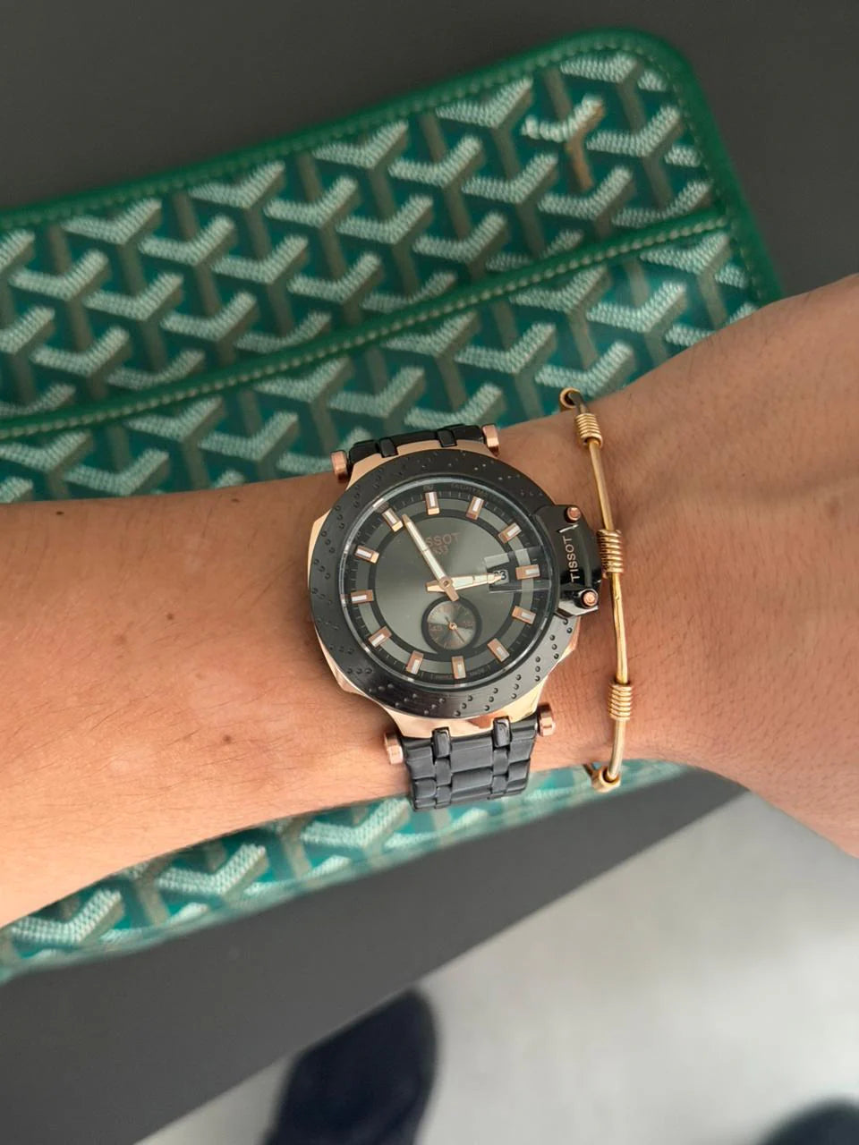 Reloj Metálico Negro con Detalles Oro Rosa | Estilo Luxury Moderno