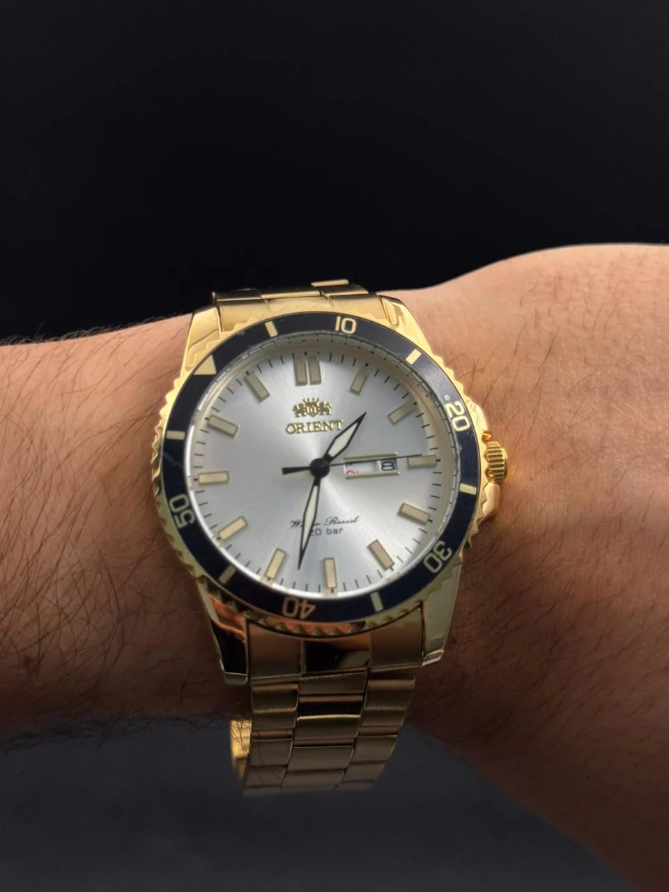 Reloj Dorado 20 BAR con Esfera Plateada y Bisel Negro | Estilo Luxury Deportivo Premium