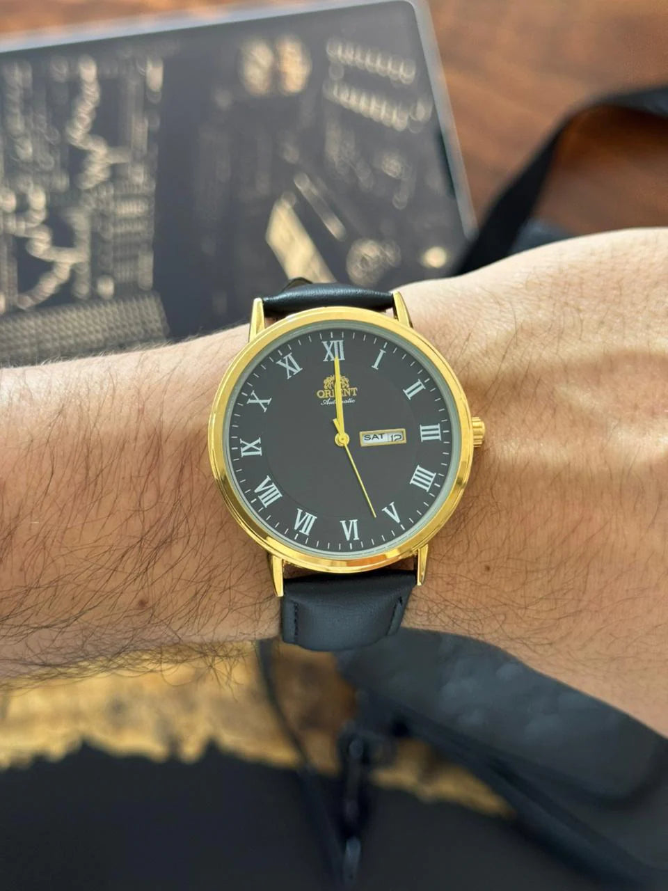 Reloj Cuero Negro con Esfera Negro Dorado | Estilo Luxury Elegante Premium