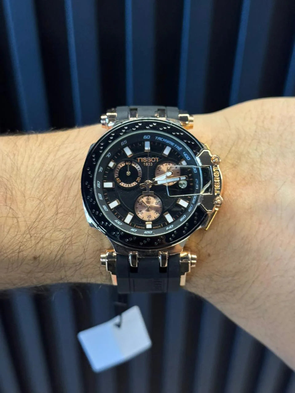 Reloj Deportivo Goma Negra con Esfera Negra y Dorado | Estilo Luxury Moderno