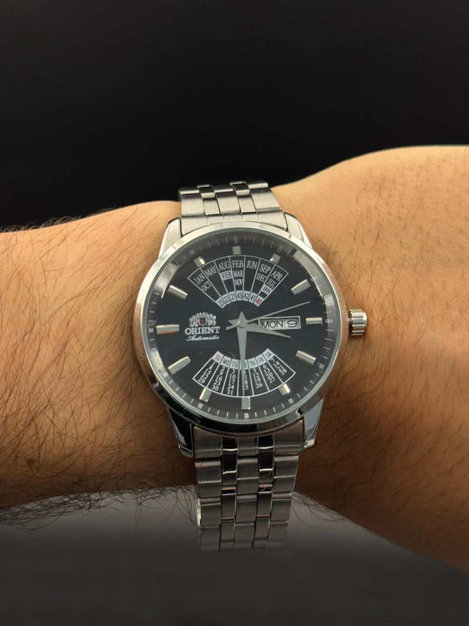 Reloj Plateado con Esfera Negra y Calendario | Estilo Luxury Elegante Atemporal