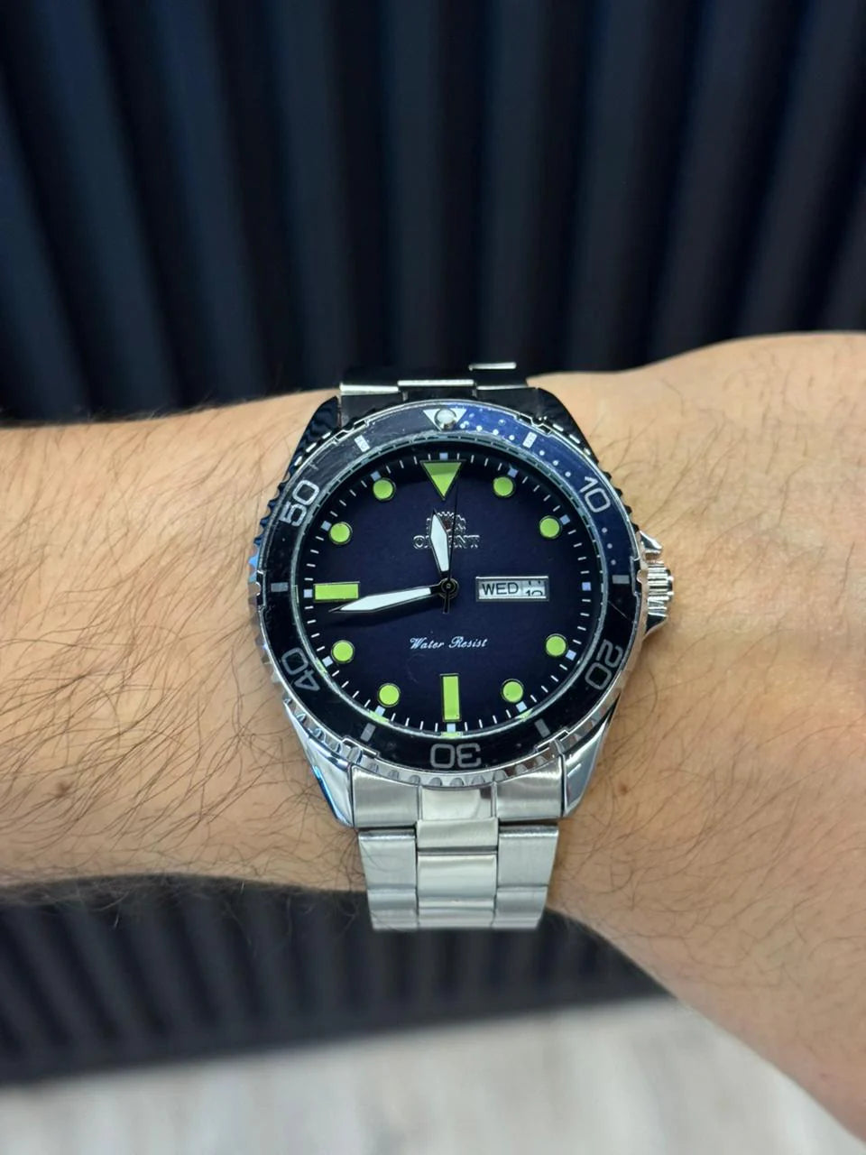 Reloj Metálico Plateado con Esfera Azul | Estilo Elegante Moderno