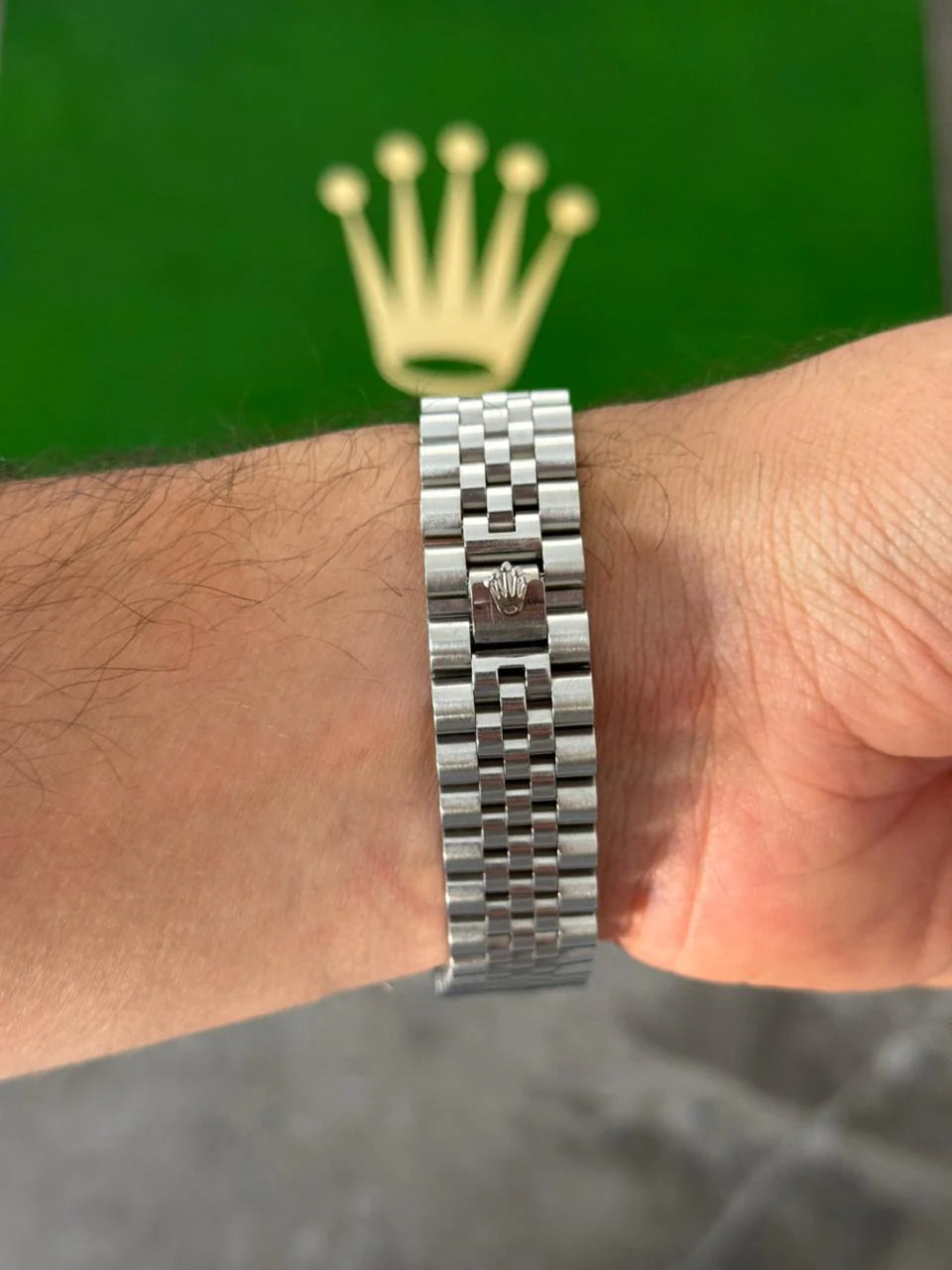 Reloj Plateado Texturizado con Esfera Gris | Estilo Moderno Premium