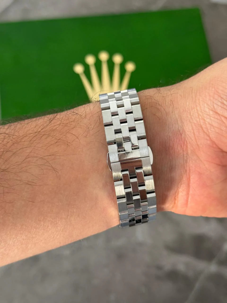 Reloj Plateado con Esfera Negra | Estilo Clásico Elegante Premium