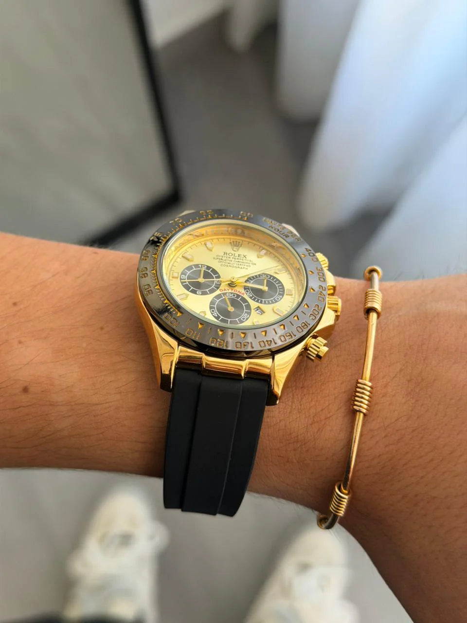 Reloj Deportivo con Correa Negra y Esfera Dorado Negro | Estilo Luxury Moderno
