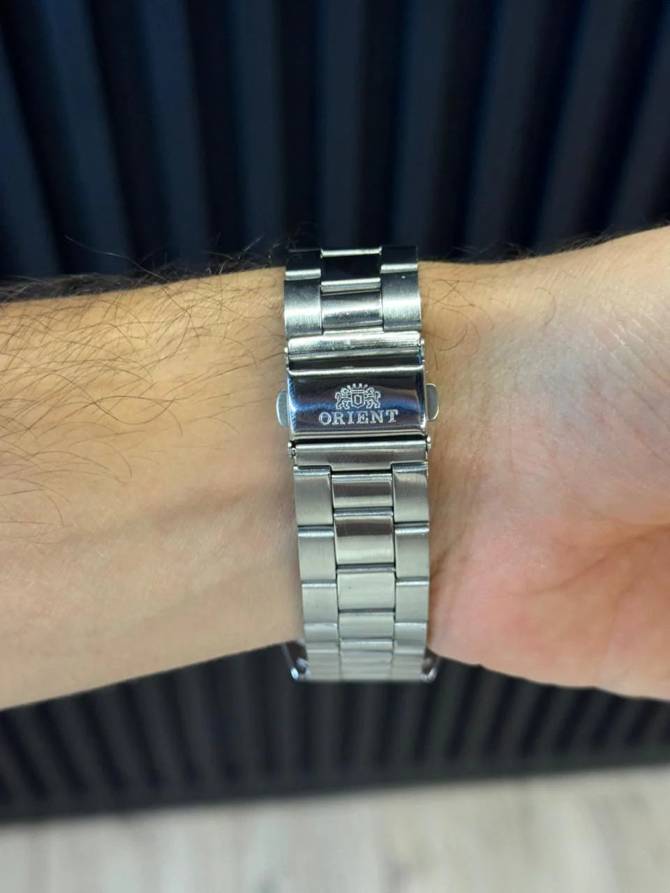 Reloj Metálico Plateado con Esfera Negra | Estilo Clásico Elegante