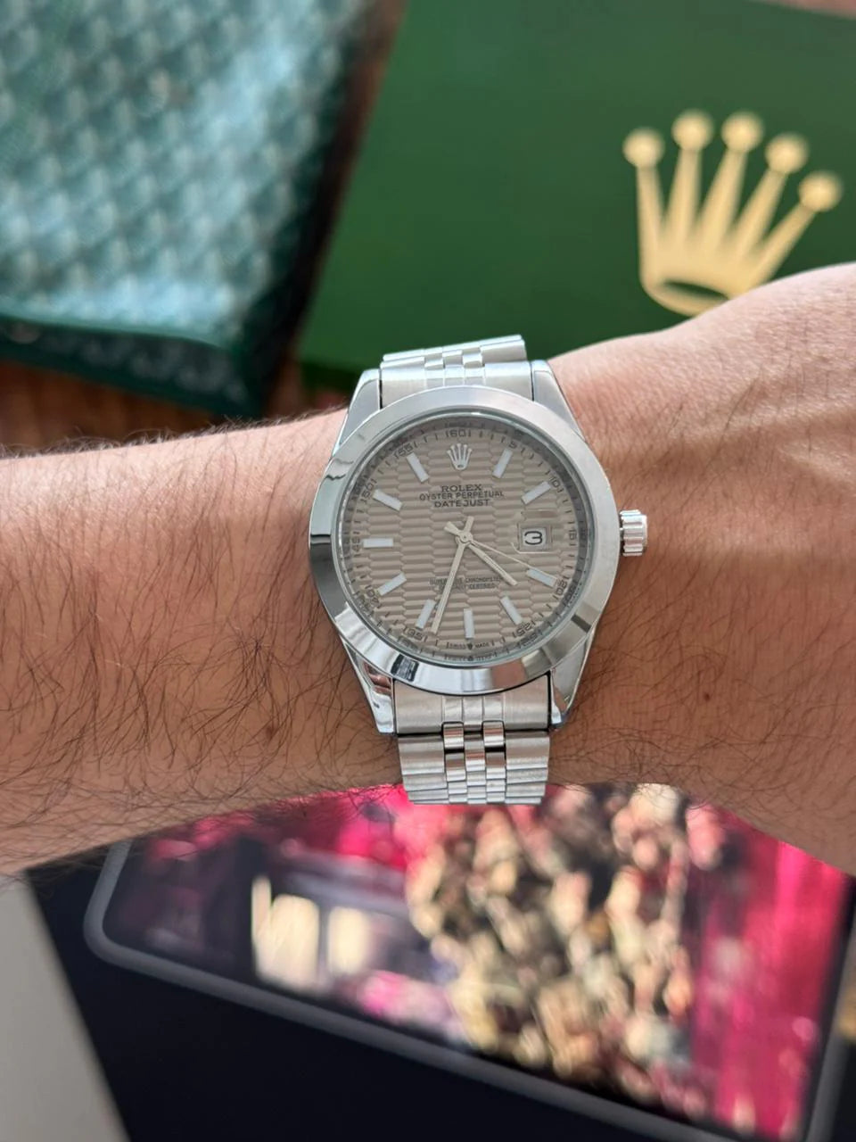 Reloj Plateado Texturizado con Esfera Gris | Estilo Moderno Premium