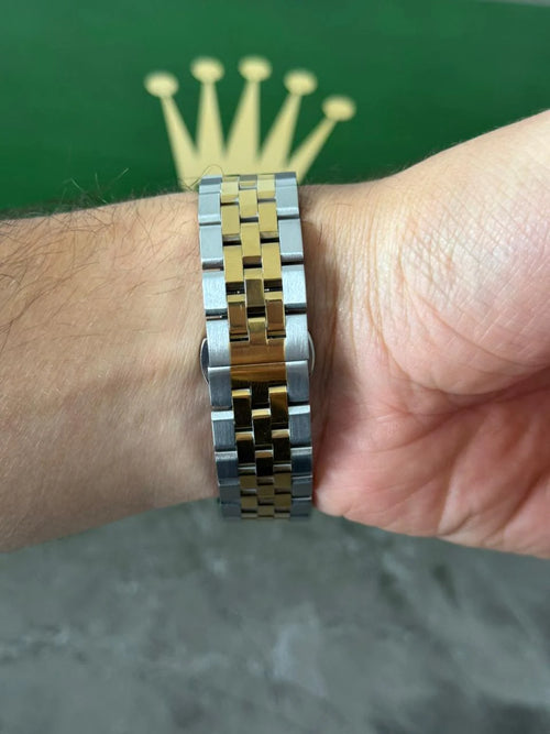 Reloj Bicolor Dorado con Esfera Plateada y Detalles Tipo Diamond | Estilo Luxury Premium