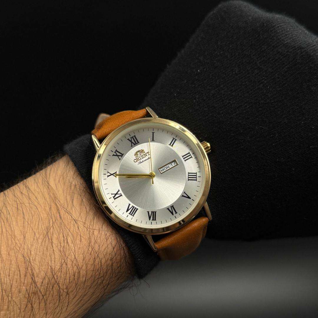 Reloj Cuero Café con Esfera Plateada y Detalles Dorados | Estilo Luxury Clásico