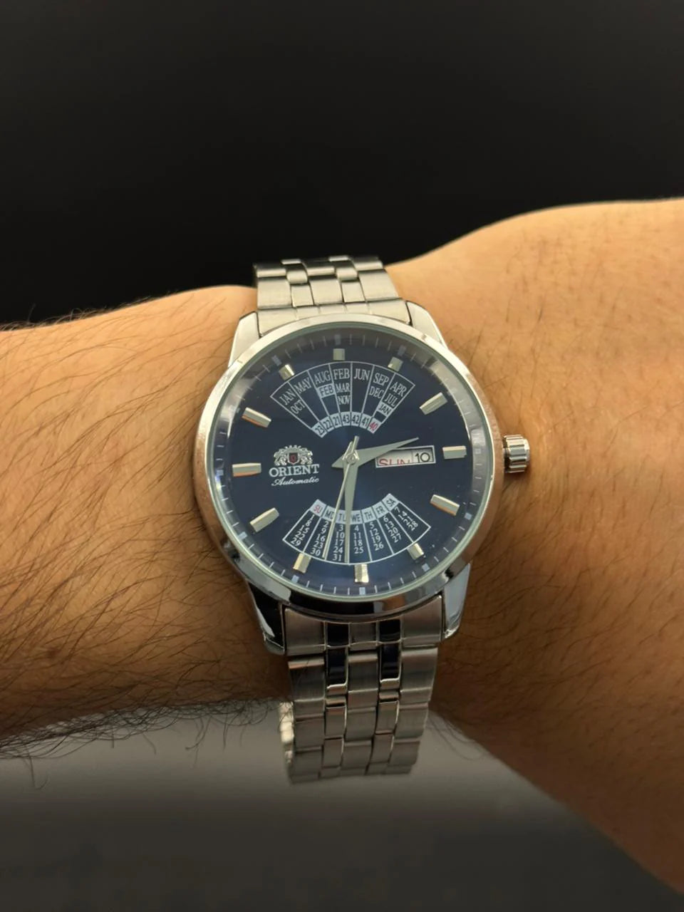 Reloj Plateado con Calendario y Esfera Azul | Estilo Luxury Clásico Moderno