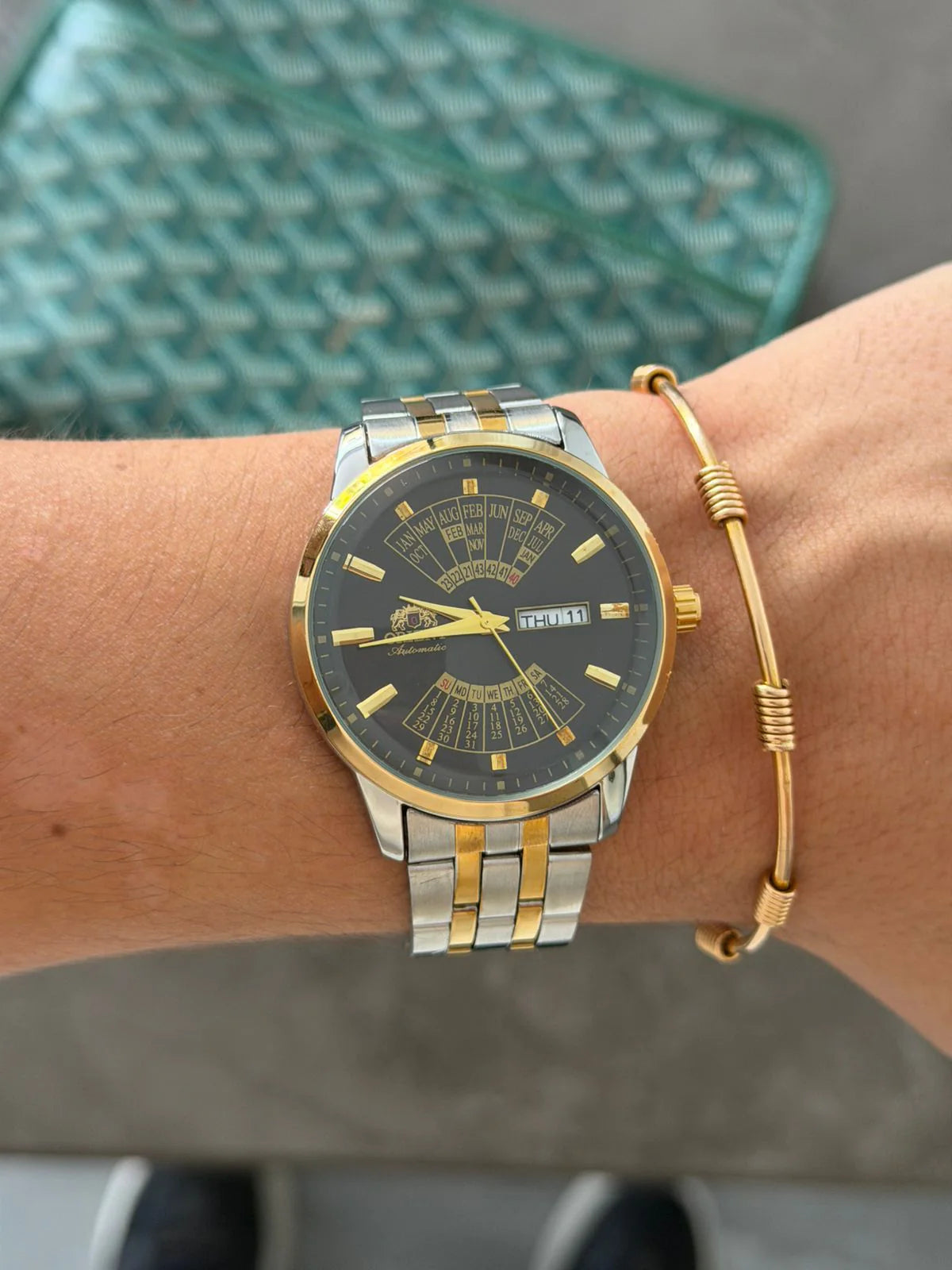 Reloj Bicolor Dorado con Calendario y Esfera Negra | Estilo Luxury Clásico Premium