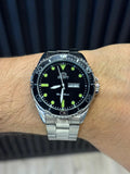 Reloj Metálico Plateado con Esfera Negra | Estilo Clásico Elegante
