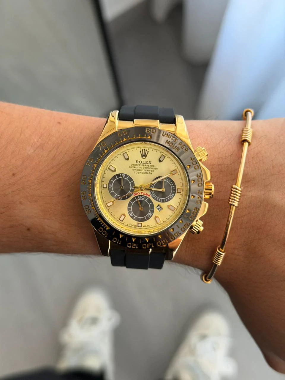 Reloj Deportivo con Correa Negra y Esfera Dorado Negro | Estilo Luxury Moderno