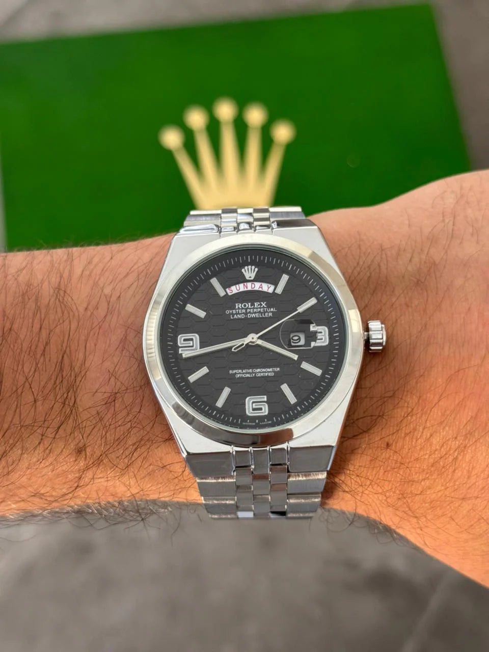Reloj Plateado con Esfera Negra | Estilo Clásico Elegante Premium