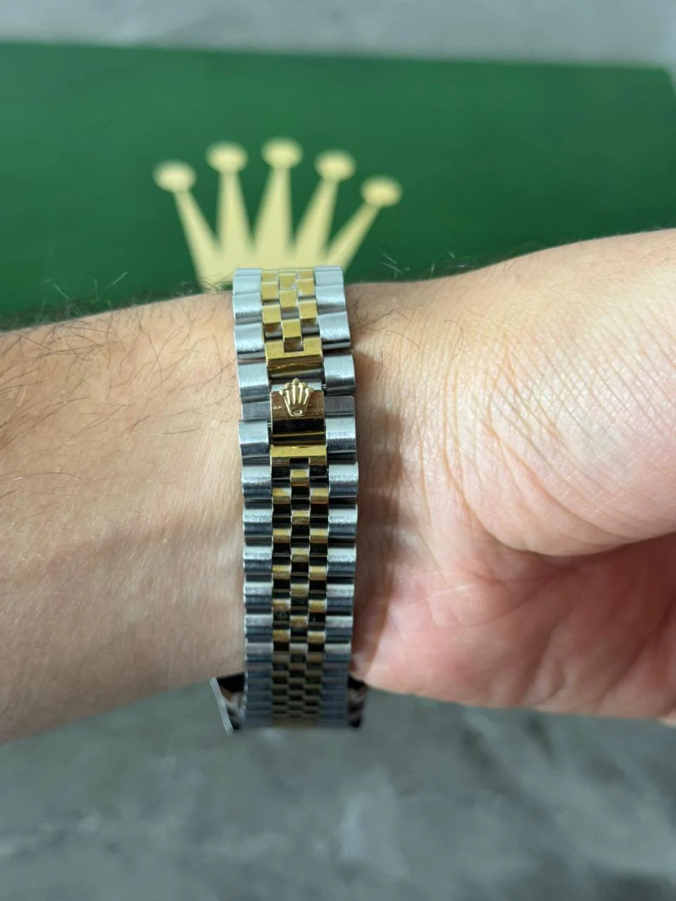 Reloj Bicolor Dorado Texturizado con Esfera Dorada | Lujo Total Premium