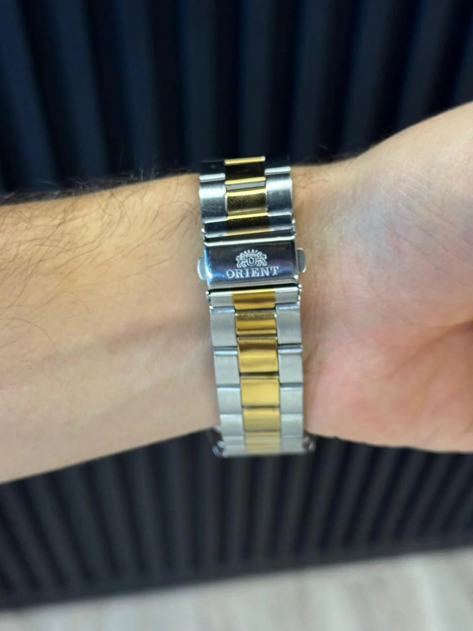 Reloj Metálico Bicolor Dorado con Esfera Azul | Estilo Luxury Elegante