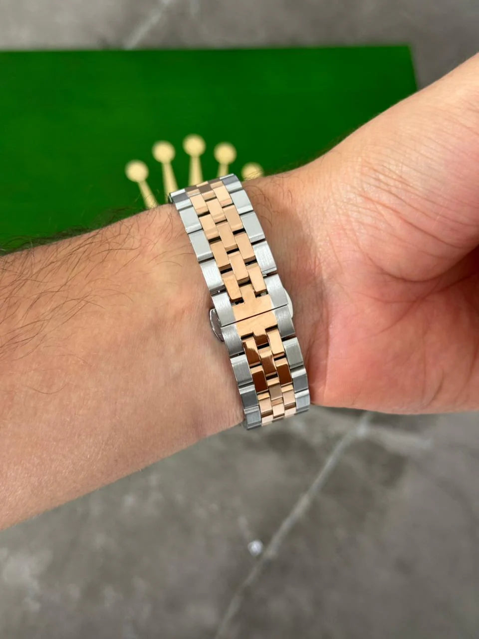 Reloj Bicolor Oro Rosa con Esfera Plateada | Estilo Elegante Premium