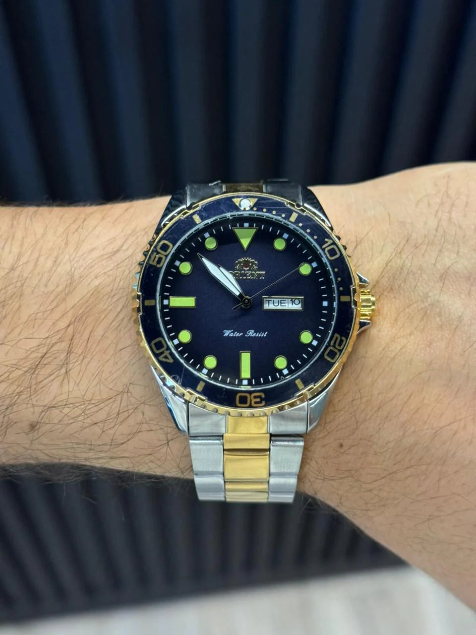 Reloj Metálico Bicolor Dorado con Esfera Azul | Estilo Luxury Elegante