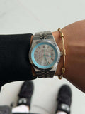 Reloj Plateado con Esfera Azul | Estilo Elegante Moderno Premium