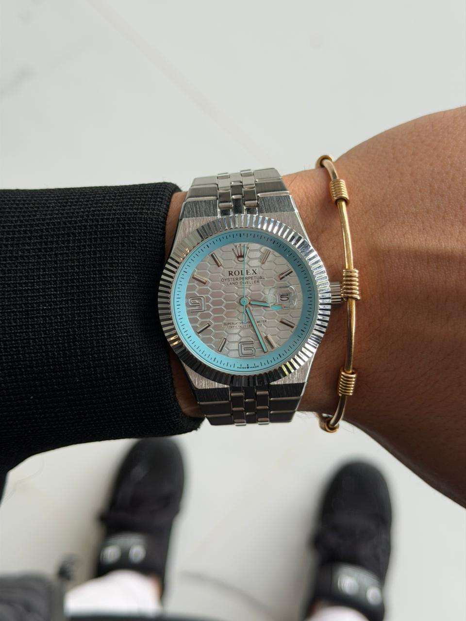 Reloj Plateado con Esfera Azul | Estilo Elegante Moderno Premium