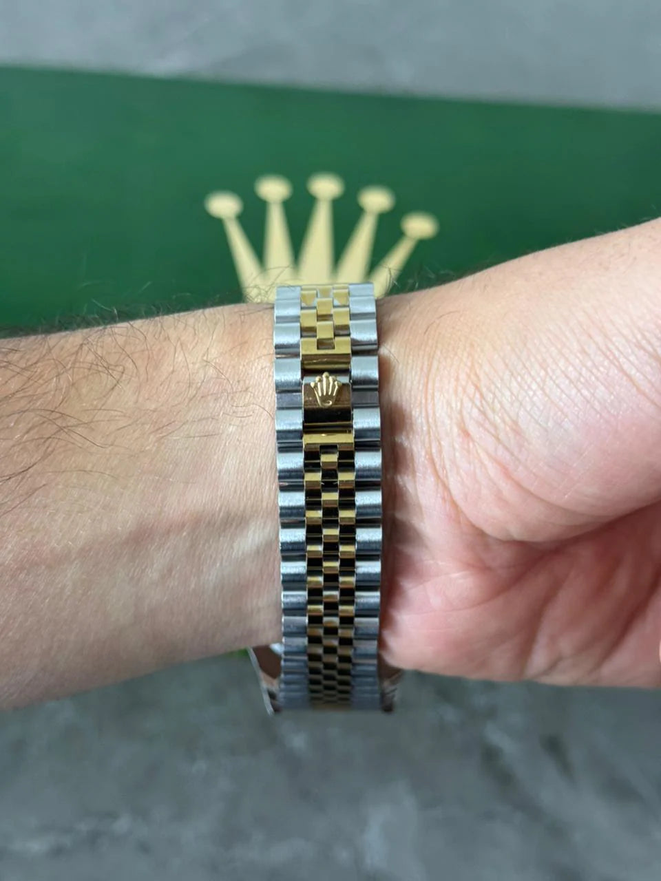 Reloj Bicolor Dorado Texturizado con Esfera Negra | Elegancia Premium