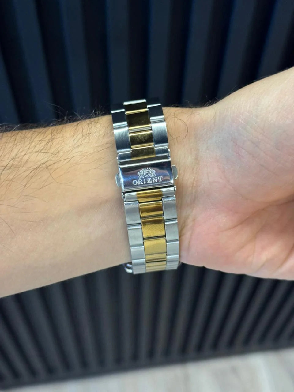 Reloj Metálico Bicolor Dorado con Esfera Negra | Estilo Luxury Clásico