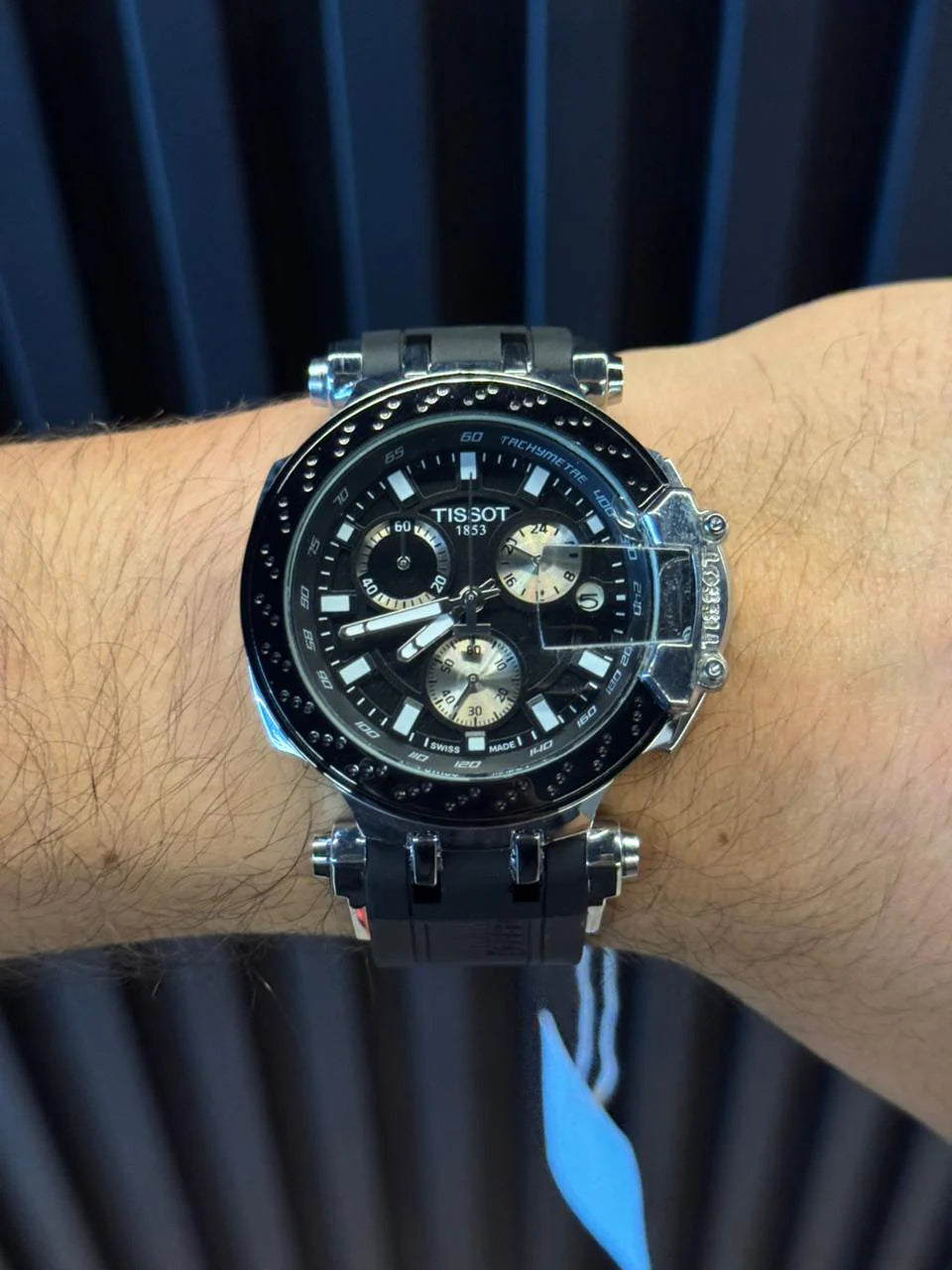 Reloj Deportivo Goma Negra con Esfera Negra y Detalles Plateados | Estilo Moderno Premium