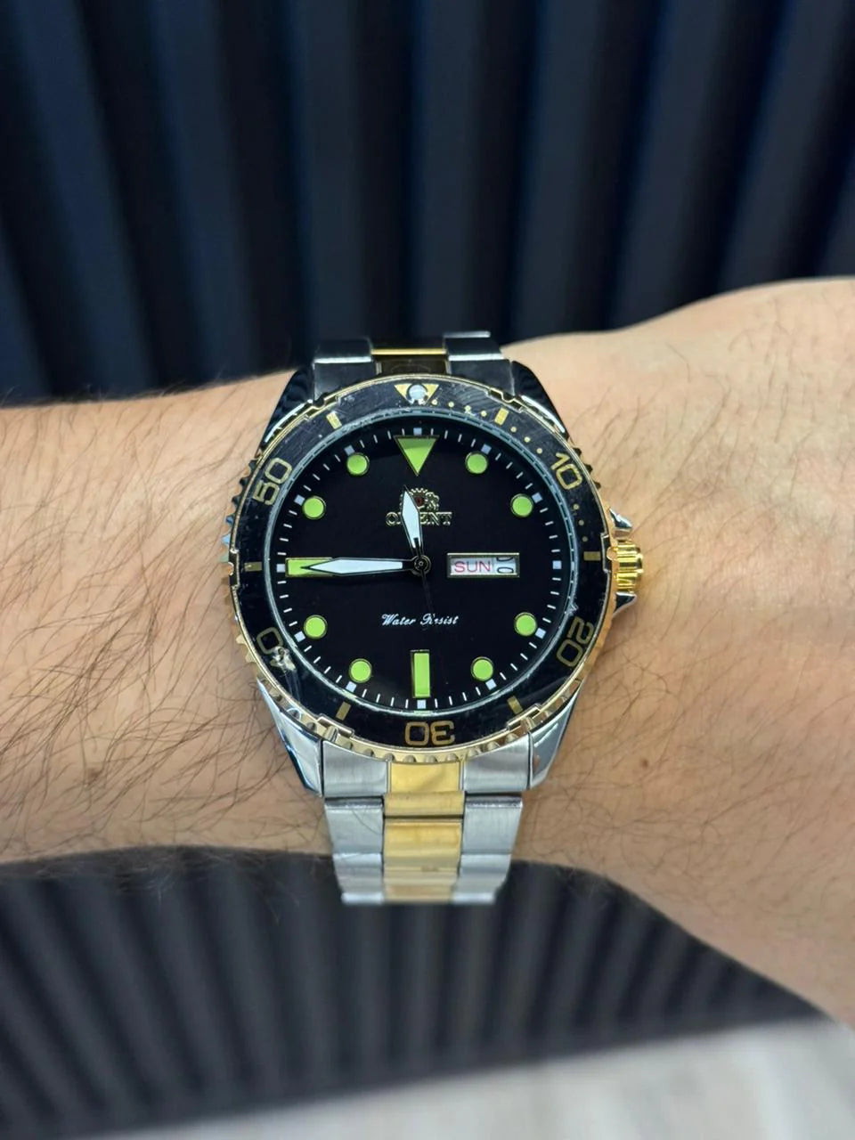 Reloj Metálico Bicolor Dorado con Esfera Negra | Estilo Luxury Clásico