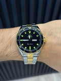 Reloj Metálico Bicolor Dorado con Esfera Negra | Estilo Luxury Clásico
