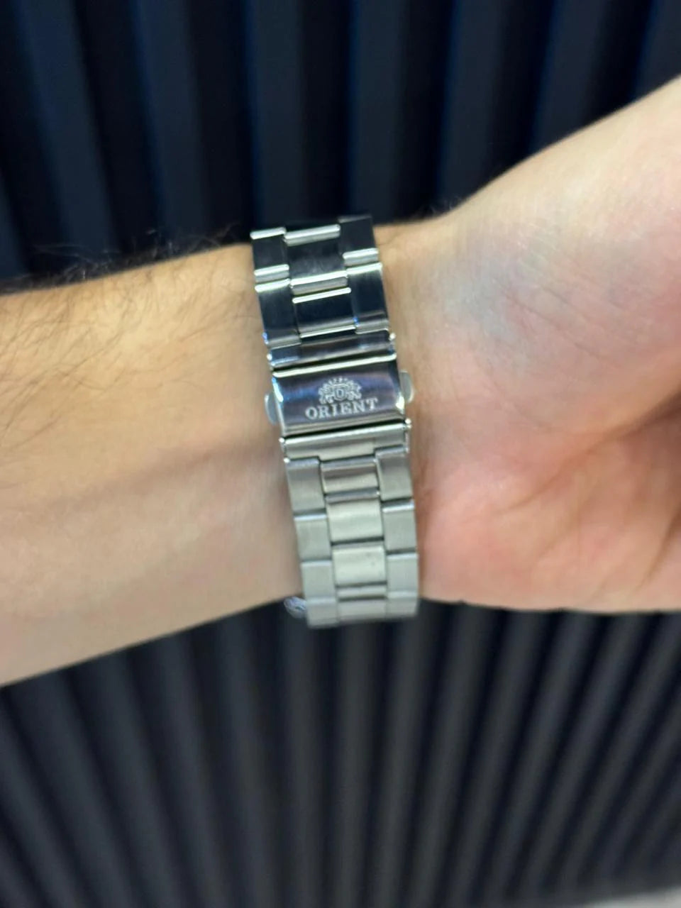 Reloj Metálico Plateado con Esfera Verde | Estilo Moderno Elegante