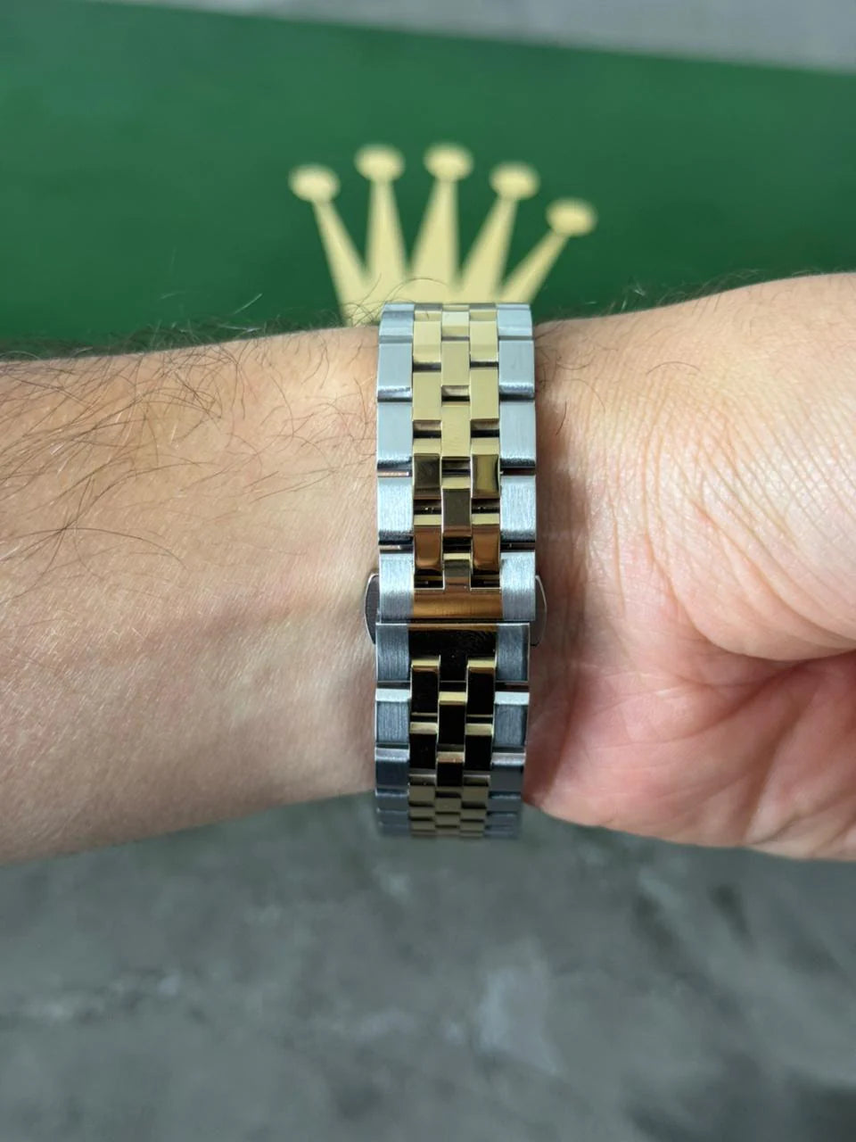 Reloj Bicolor Dorado con Esfera Verde | Estilo Elegante Premium