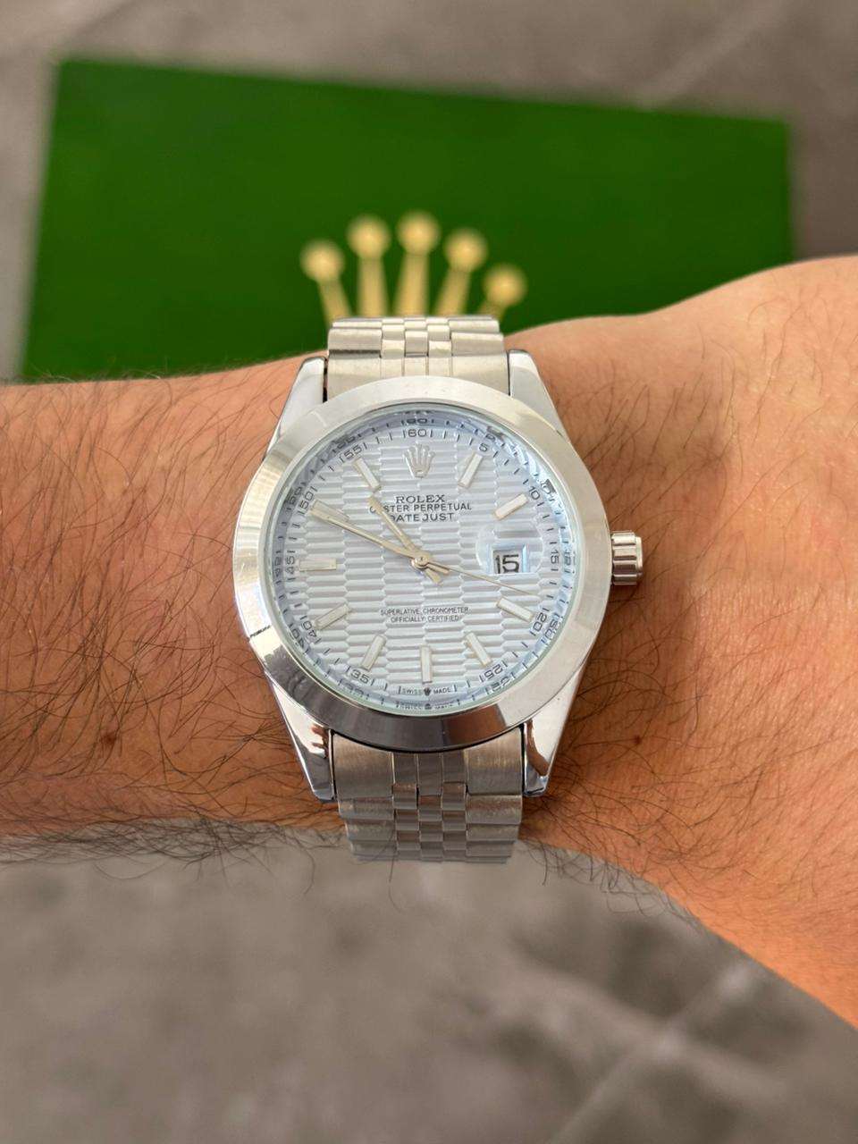 Reloj Plateado Texturizado con Esfera Azul Claro | Estilo Fresco Premium