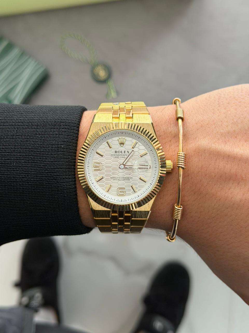 Reloj Dorado con Esfera Plateada | Estilo Clásico Elegante Premium