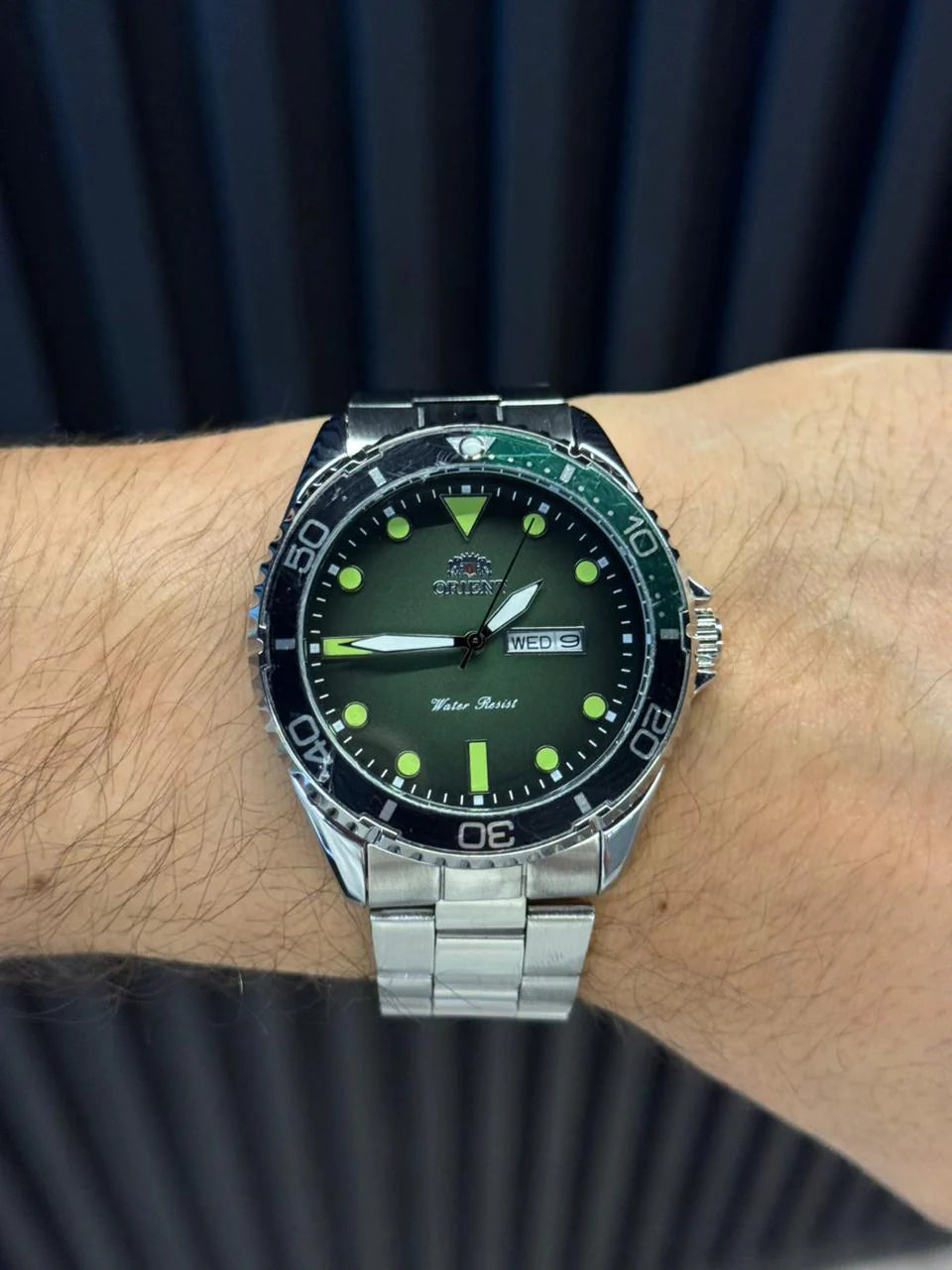 Reloj Metálico Plateado con Esfera Verde | Estilo Moderno Elegante