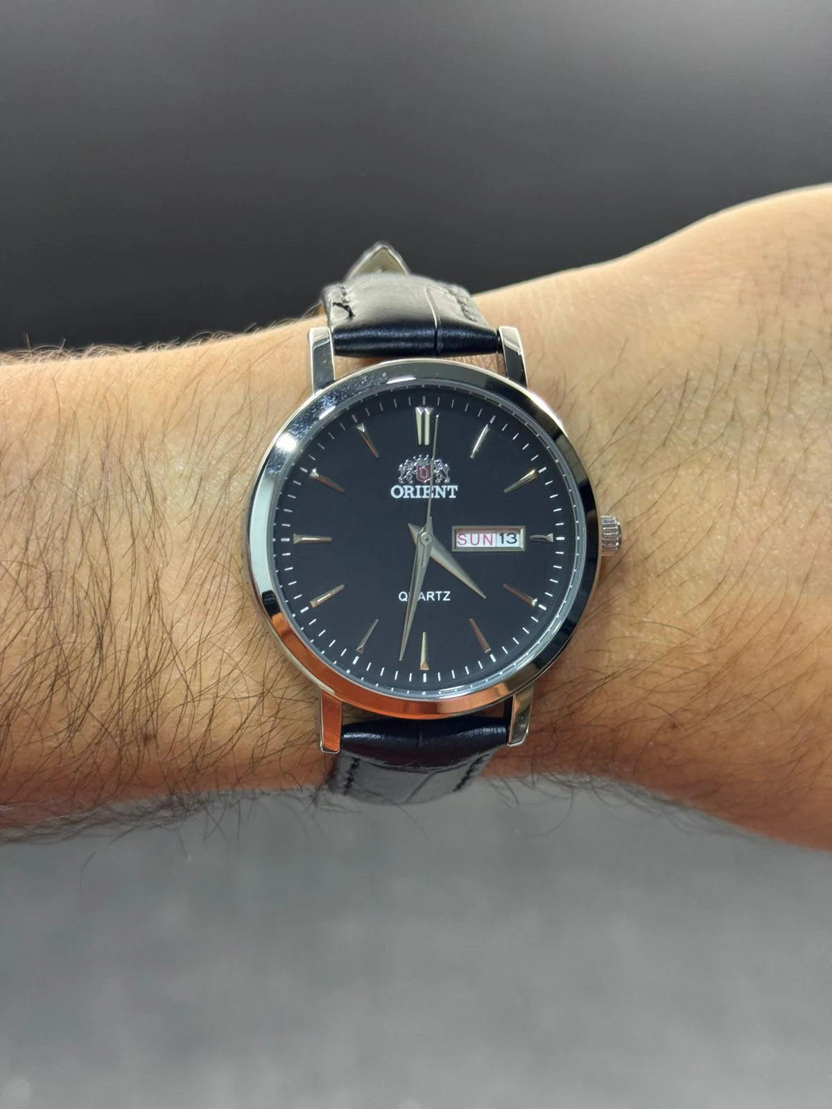 Reloj de Cuero Negro con Esfera Negra y Detalles Plateados | Estilo Luxury Ejecutivo Elegante