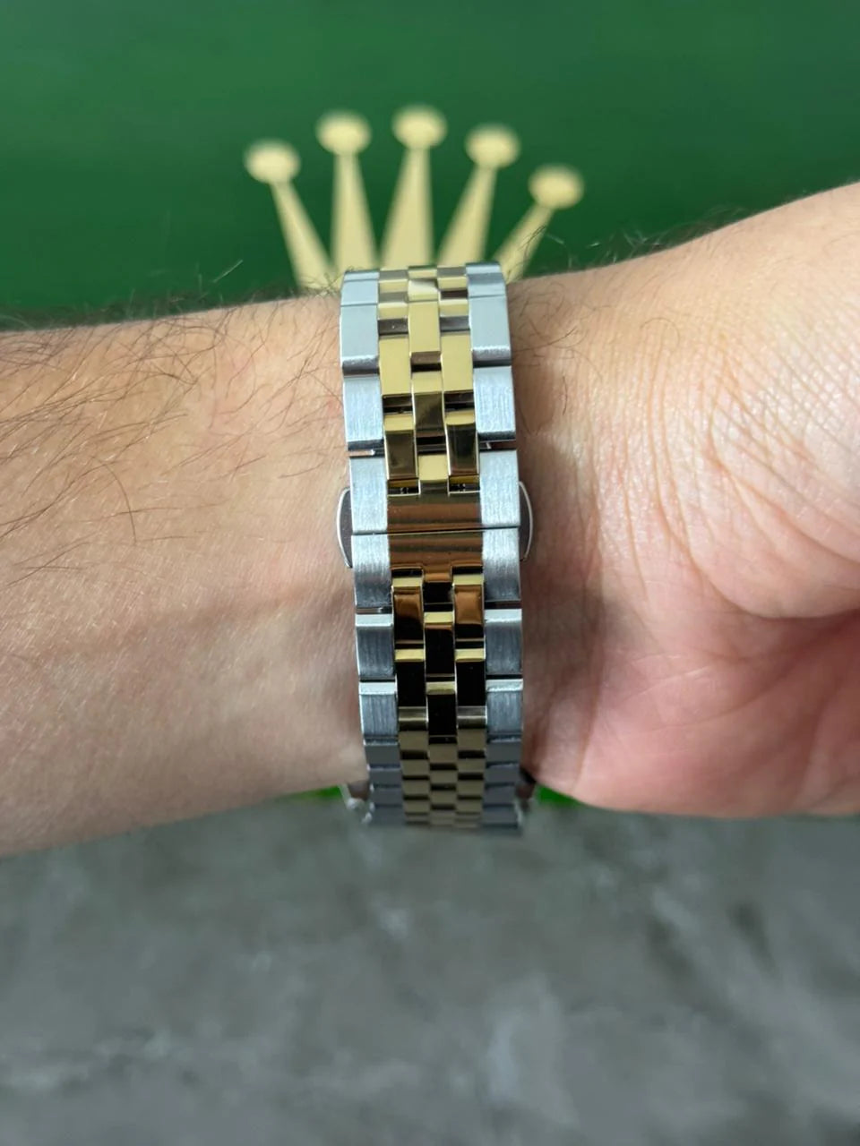Reloj Bicolor Dorado con Esfera Negra | Estilo Clásico Elegante Premium