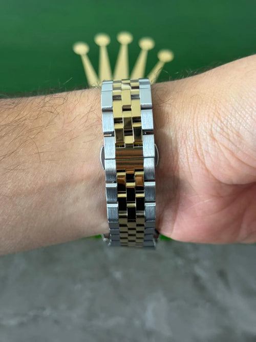 Reloj Bicolor Dorado con Esfera Negra | Estilo Clásico Elegante Premium