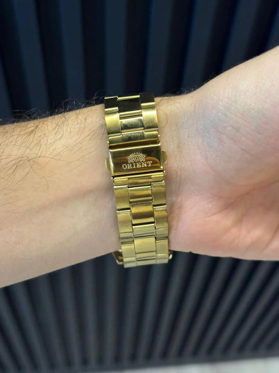 Reloj Metálico Dorado con Esfera Negra | Estilo Luxury Elegante