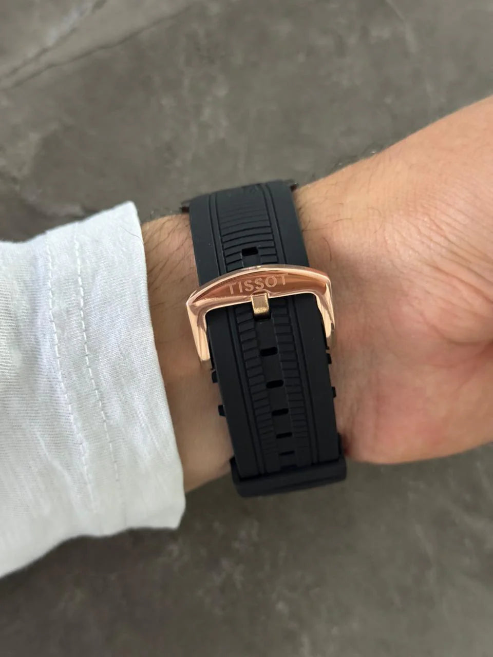 Reloj Deportivo Goma Negra con Esfera Blanco, Negro y Oro Rosa | Estilo Luxury Moderno