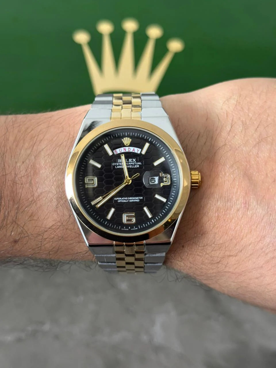 Reloj Bicolor Dorado con Esfera Negra | Estilo Clásico Elegante Premium