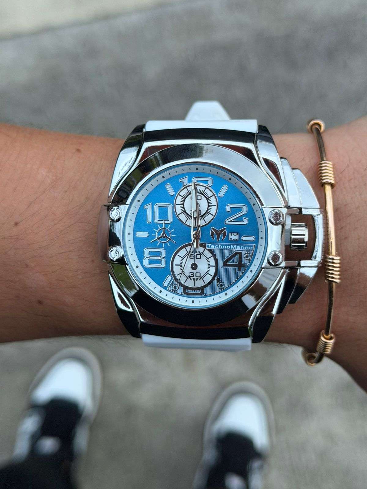 Reloj Cronógrafo Blanco y Plateado QYQ Tchmrn | Sport Luxury con Esfera Azul y Pulso en Goma