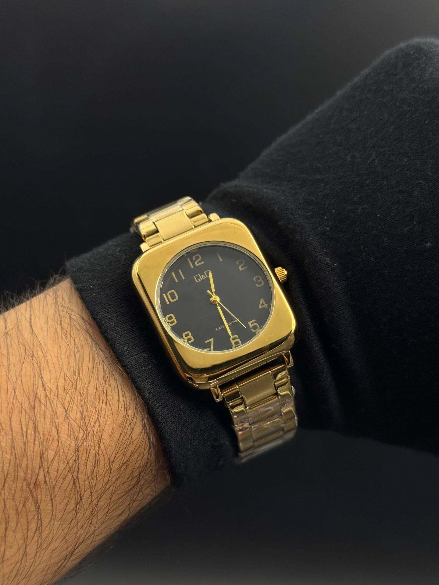 Reloj Cuadrado Dorado con Esfera Negra QYQ NM Mujer | Luxury Elegante