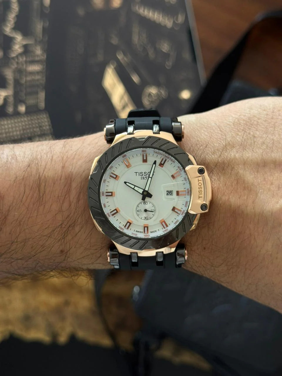 Reloj Deportivo Goma Negra con Esfera Blanco, Negro y Oro Rosa | Estilo Luxury Moderno