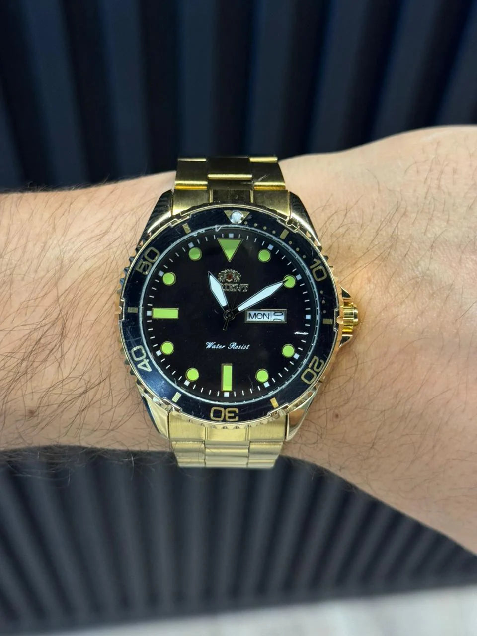 Reloj Metálico Dorado con Esfera Negra | Estilo Luxury Elegante