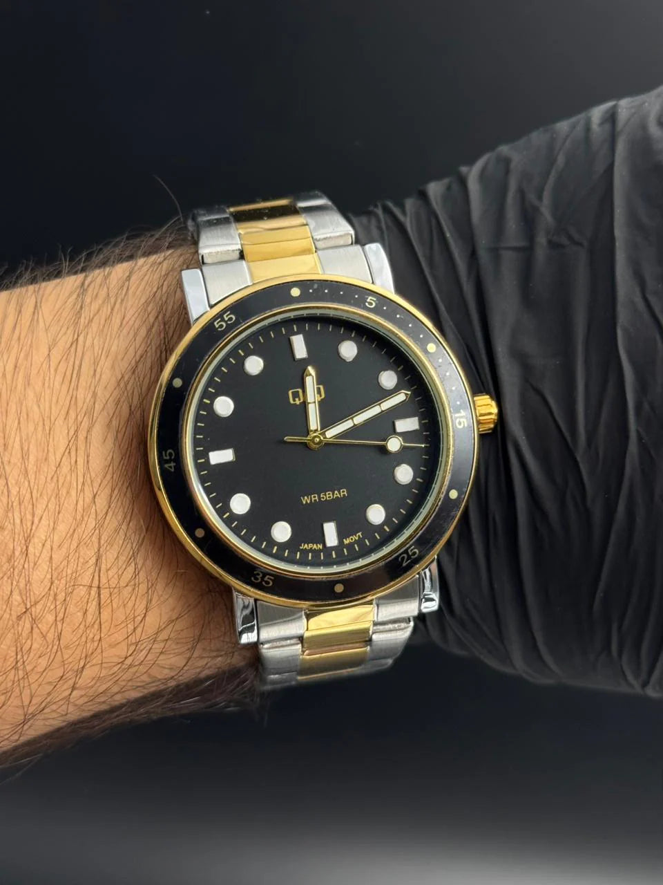 Reloj Bicolor Dorado con Esfera Negra y Bisel Negro | Estilo Luxury Deportivo Premium
